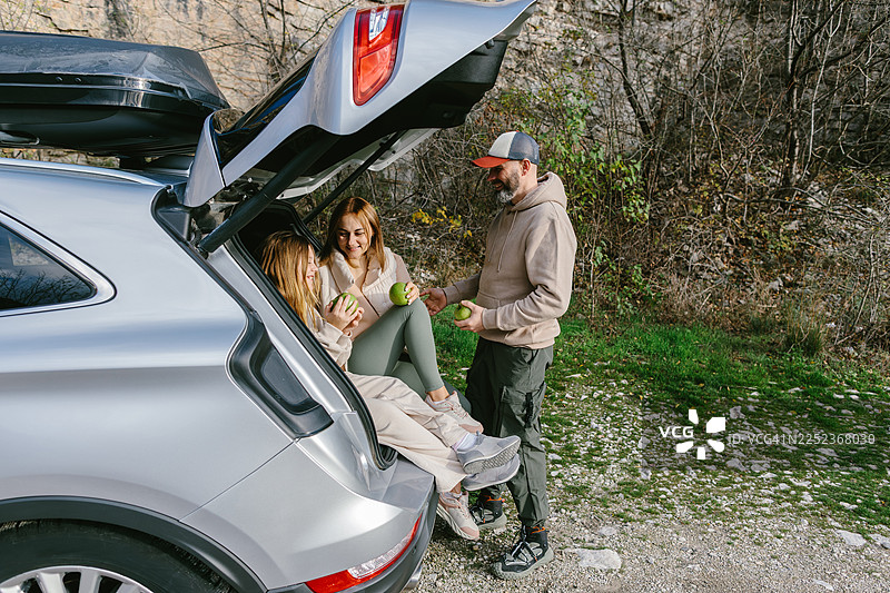 一家人在乡村公路旅行中享受休息时光图片素材