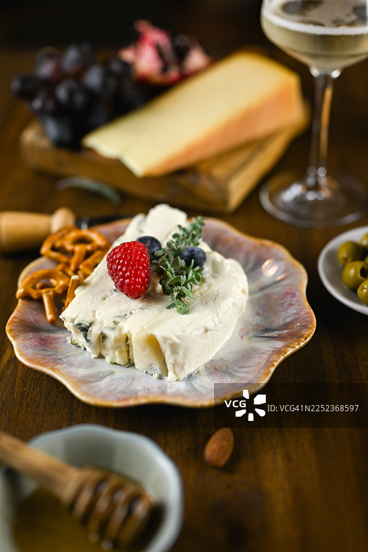 自制奶酪拼盘，配有蓝纹奶酪、水果和小吃图片素材