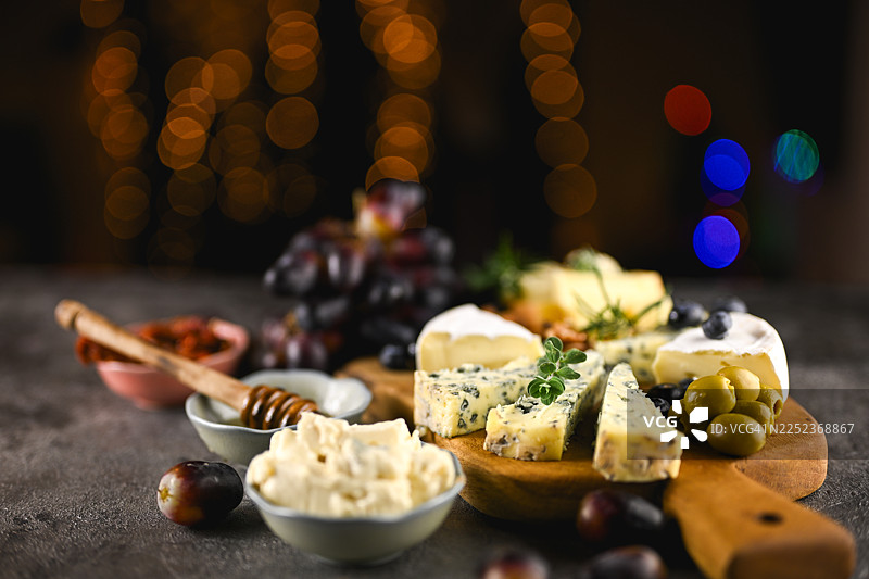 各式奶酪板拼盘，提供美味的开胃菜和小吃图片素材