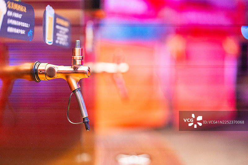 酒吧里啤酒龙头的特写图片素材