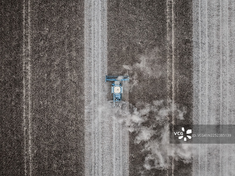 俯视照片，展示联合收割机在英国埃塞克斯郡切尔姆斯福德的一个农场里工作图片素材