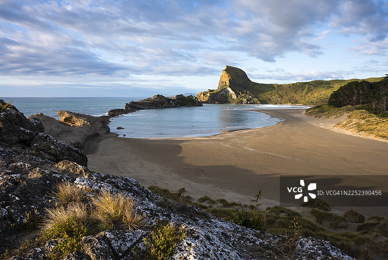 送灵湾和城堡岩，岩石，海洋，海浪，早晨。卡斯尔波因特，怀拉拉帕海岸，惠灵顿地区，北岛，新西兰图片素材