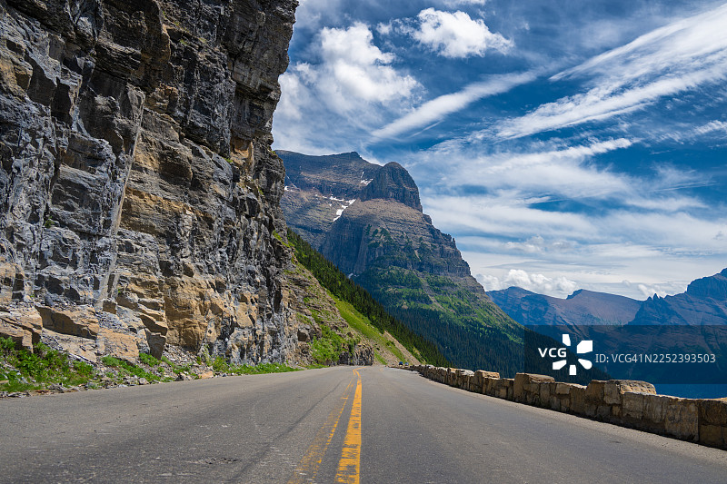 冰川国家公园“通往太阳之路”上的风景优美的山路自驾游图片素材