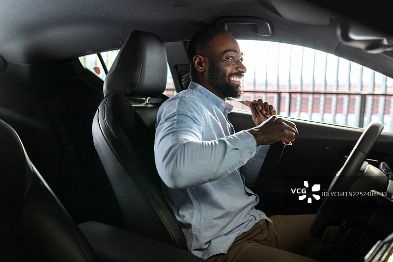 男人在现代汽车内系好安全带，准备安全驾驶图片素材
