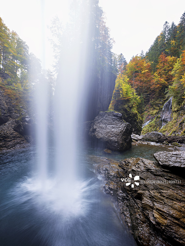 秋季色彩的山间瀑布，位于瑞士格拉鲁斯州克劳森山口的林塔尔图片素材