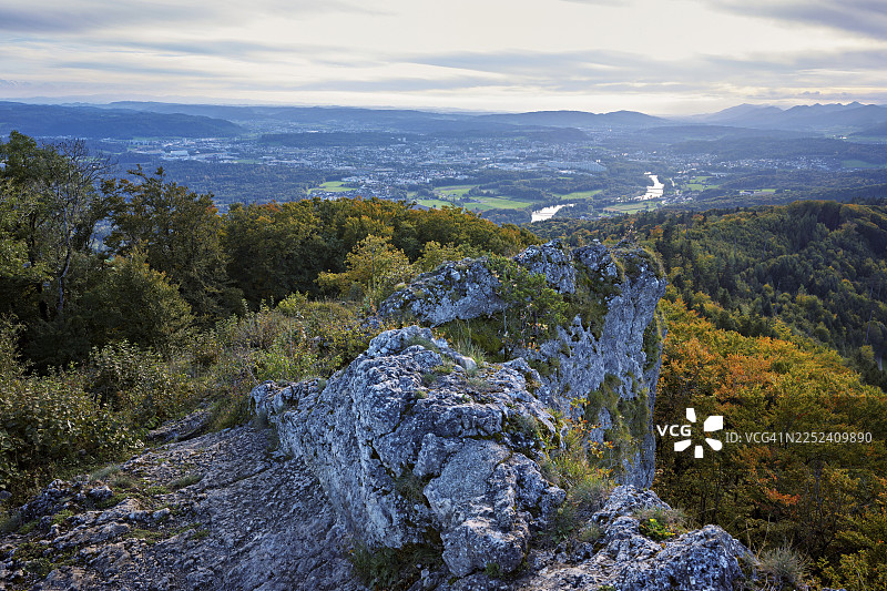 从吉斯利夫卢埃（Gisliflue）远眺，可以看到秋季的森林和背后的汝拉山麓，位于瑞士阿尔高州塔尔海姆。图片素材