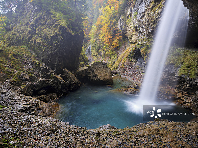 秋色中的林塔尔克劳森山口瀑布山景，格拉鲁斯州，瑞士图片素材