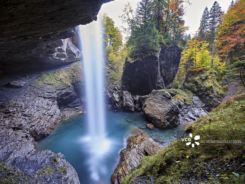 秋色环绕的瀑布山峦，位于瑞士格拉鲁斯州克劳森山口的林塔尔图片素材