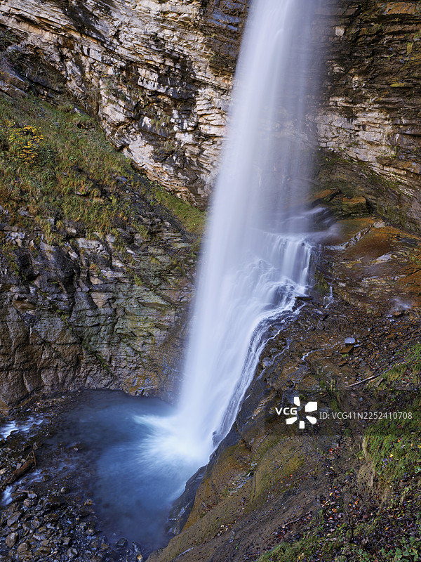 秋季色彩的迪斯巴赫瀑布，位于瑞士格拉鲁斯州克劳森山口的林塔尔图片素材