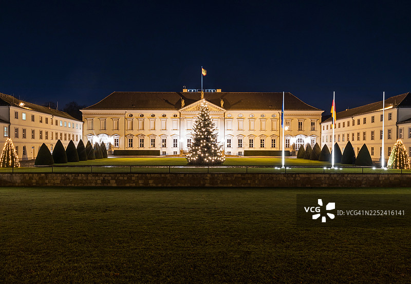 德国首都柏林的 Bellevue 宫（ Bellevue Castle）与圣诞树图片素材