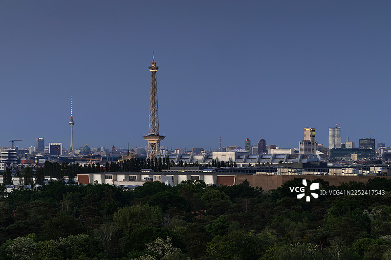 柏林，德国首都，城市天际线，在蓝色时刻的广播塔（Funkturm）和电视塔（Fernsehturm）图片素材