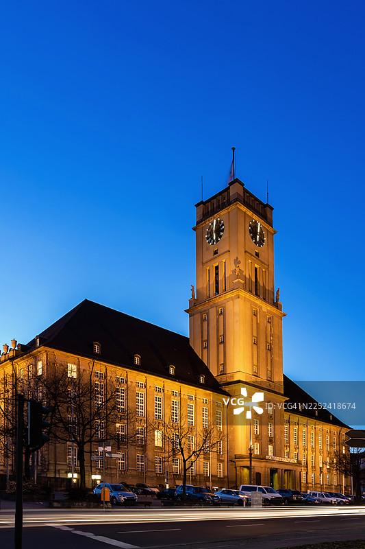 柏林德国首都的舍讷贝格市政厅在蓝色时刻的景象图片素材