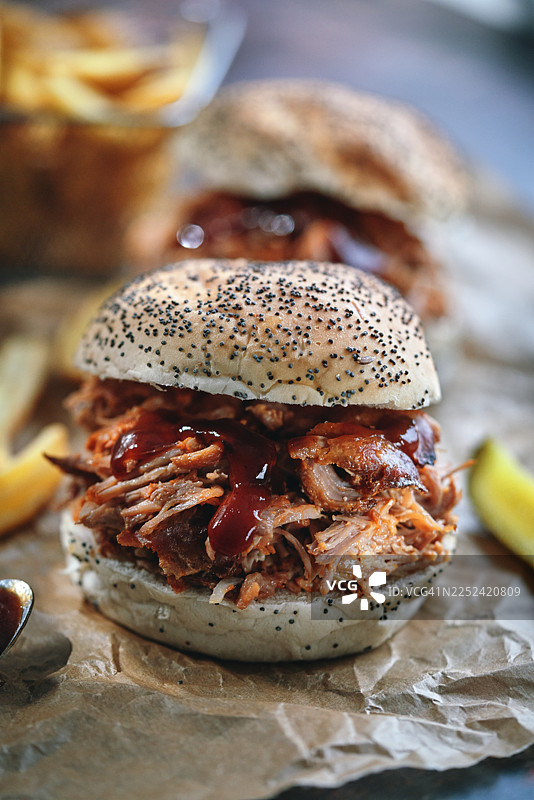 手撕猪肉汉堡配薯条图片素材