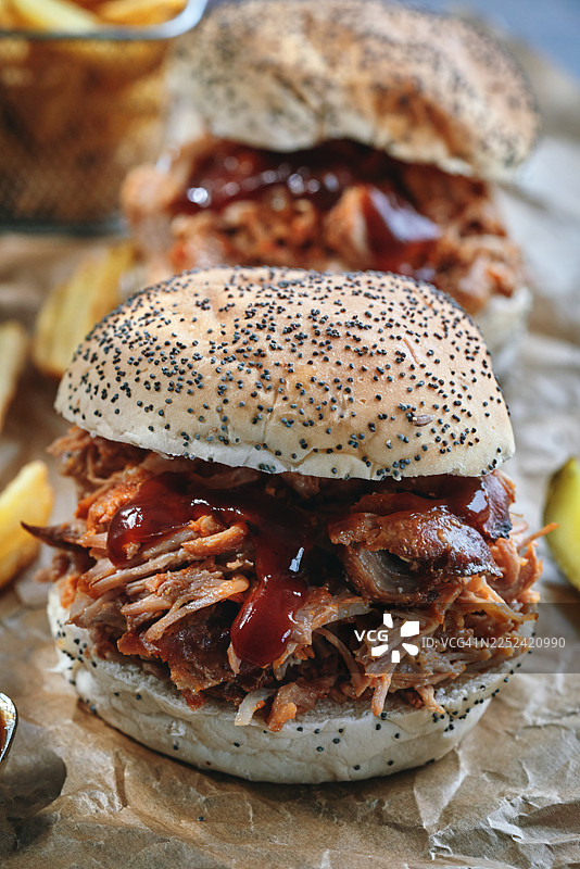 手撕猪肉汉堡配炸薯条图片素材