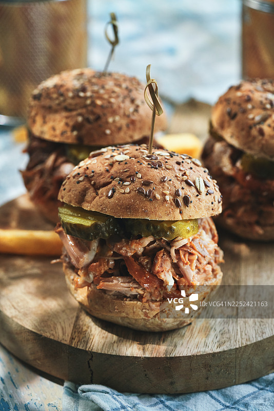 手撕猪肉汉堡配薯条图片素材