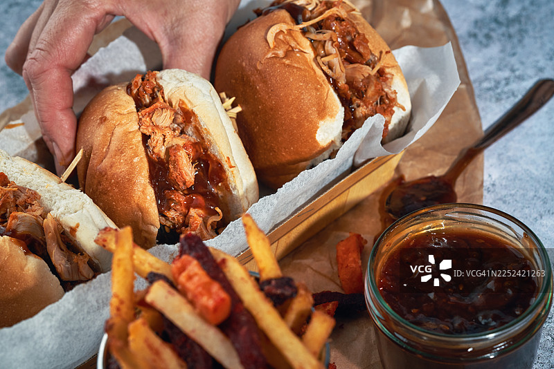 烤鸡肉汉堡三明治配小萝卜和绿色沙拉，附带薯条图片素材