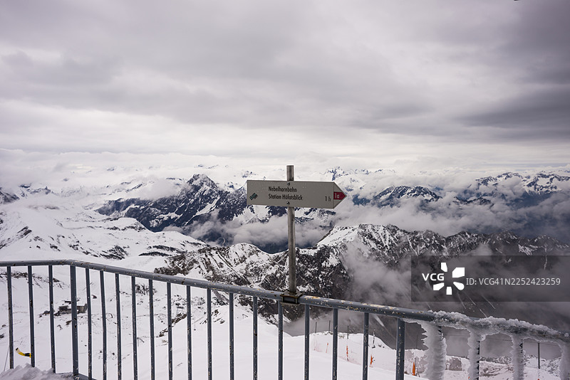 五月又一次冬季降临，从内贝尔峰（Nebelhorn）2224米的山顶站远眺霍法茨峰（Höfats）2259米，阿尔高阿尔卑斯山，阿尔高，巴伐利亚，德国图片素材
