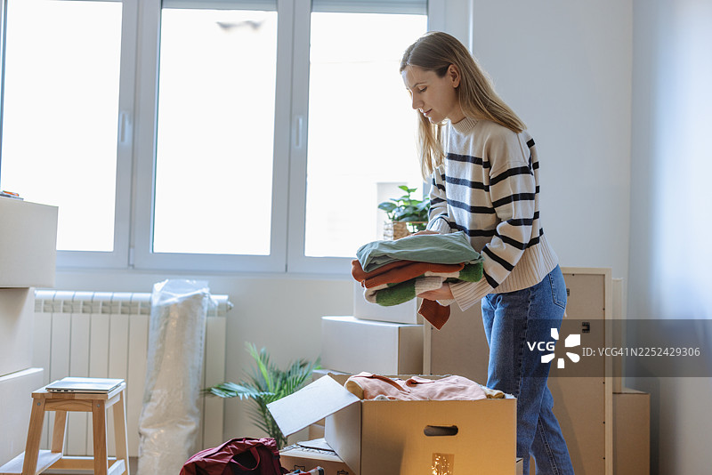 在新家拆包裹的过程图片素材