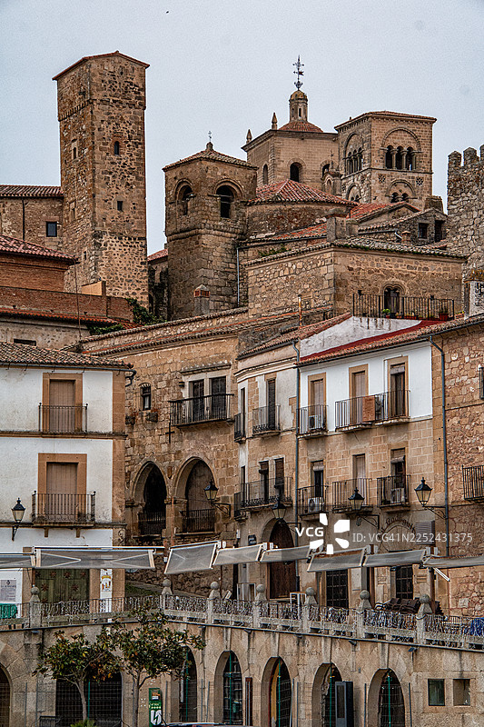西班牙埃斯特雷马杜拉特鲁希略市主广场的历史建筑图片素材