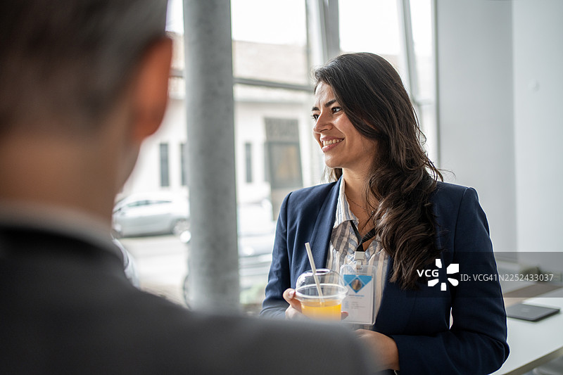 商务人士在公司会议休息期间交流图片素材