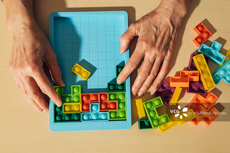 老年人玩彩色泡泡乐益智玩具图片素材