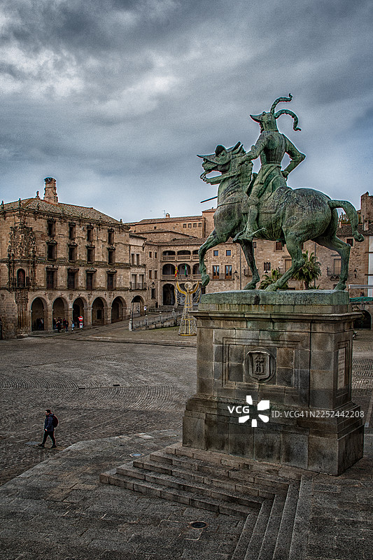 背景为历史建筑的特鲁希略市长广场上的弗朗西斯科·皮萨罗雕像图片素材