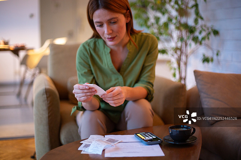 女士在家中管理财务并计算账单图片素材
