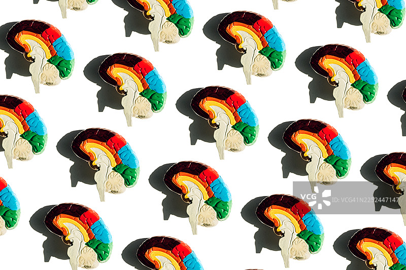 彩虹新月图案，突出创意、专注和大脑启发式设计理念，适用于素材图片素材