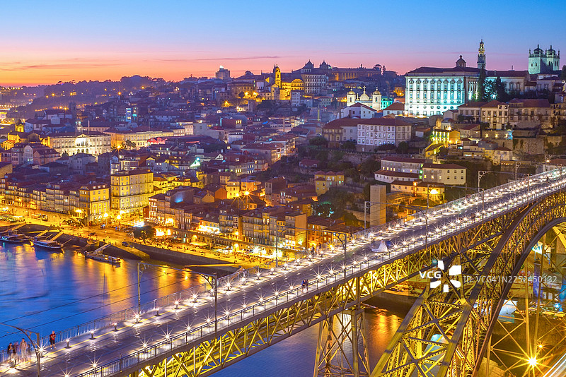 黄昏时分，葡萄牙波尔图，杜罗河上路易斯一世大桥的灯光航拍景象图片素材