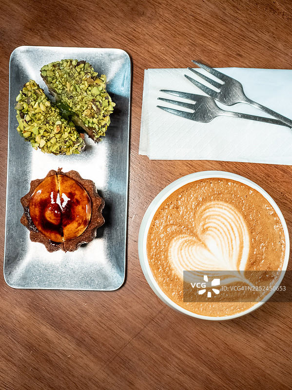 餐桌上食物的俯视直拍图片素材