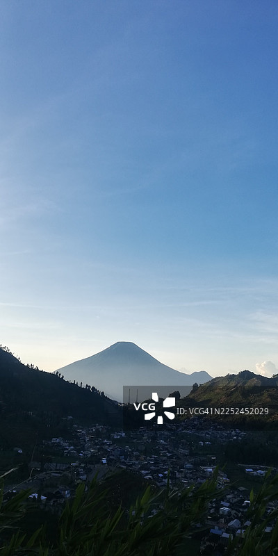 印尼，蓝天下的山谷村庄，山脉风光图片素材