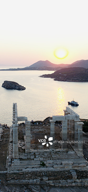 希腊苏尼翁海神庙在爱琴海上壮丽的日落背景下图片素材