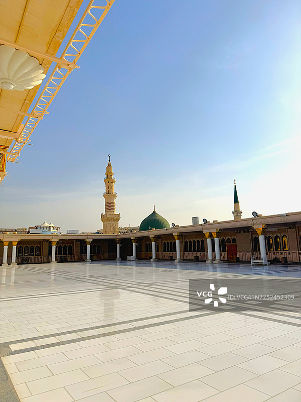 晴朗天气下，先知清真寺及其前方宽阔大理石地板的广角视野。图片素材