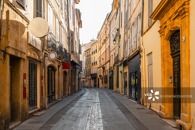法国普罗旺斯-阿尔卑斯-蔚蓝海岸大区，艾克斯普罗旺斯一条宁静如画的街道图片素材