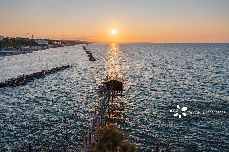 意大利 Termoli 的 Trabocco 码头上的宁静海面日落图片素材
