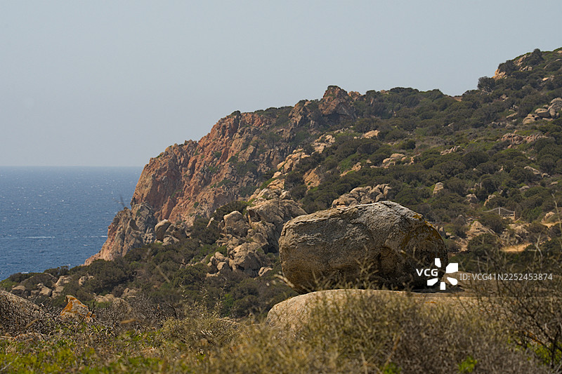 意大利多穆斯德玛丽亚卡波斯帕蒂文托，晴朗天气下崎岖海岸线上壮丽的景色，广阔的海洋和晴朗的天空。图片素材