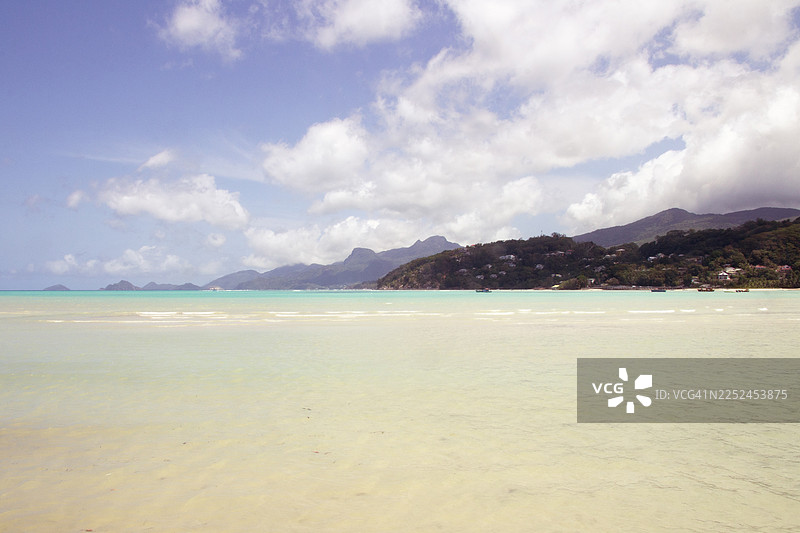 塞舌尔马埃岛，远山与葱郁山坡映衬着美丽天空下的壮丽海景图片素材