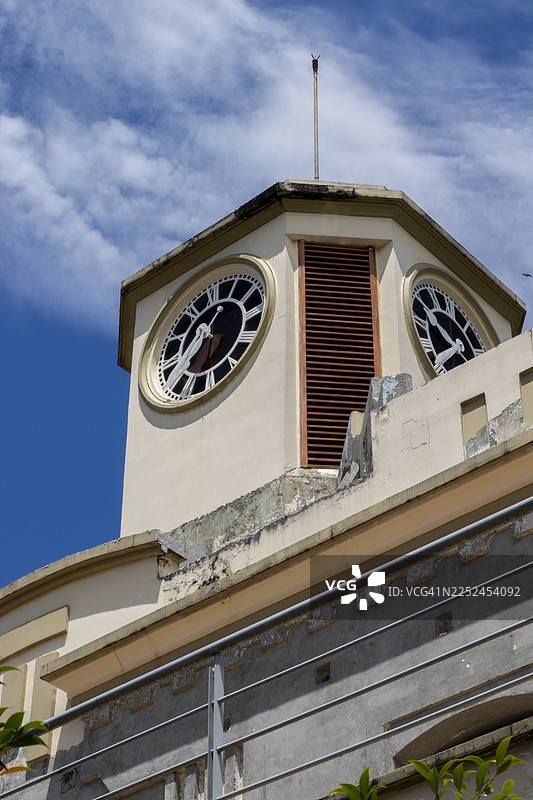 从低角度仰视钟楼，背景是带有云彩的蓝天，钟面饰有罗马数字，哥伦比亚佩雷拉，奥拉亚·埃雷拉图片素材
