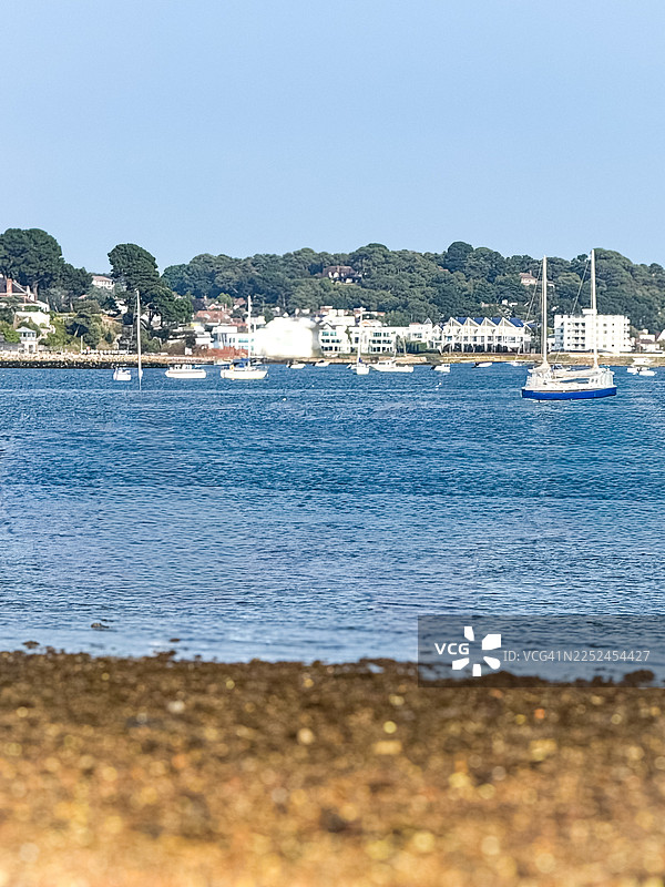 宁静海景，有船只，蓝天，远处的海岸线及房屋，地点：英国普尔，帕克斯通路图片素材