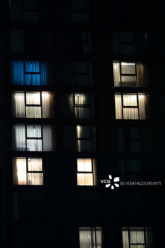 夜间，英国曼彻斯特，现代建筑的亮灯窗户图片素材