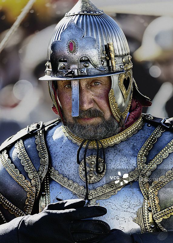 身着历史盔甲和头盔的男子特写，描绘了一位中世纪战士或骑士图片素材