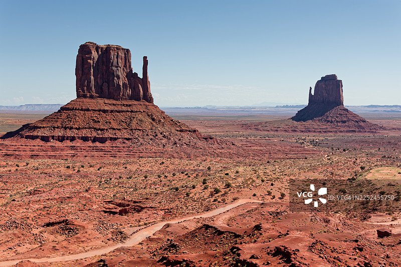 美国西南部纪念碑谷的雄伟岩层在晴朗的蓝天下，展示了广阔而崎岖的沙漠景观，所在地：凯恩塔，美国，美国，纪念碑谷纳瓦霍部落公园图片素材