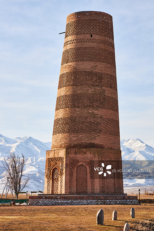 吉尔吉斯斯坦布拉纳塔，背景是白雪皑皑的山脉和多云的天空，位于吉尔吉斯斯坦托克马克图片素材
