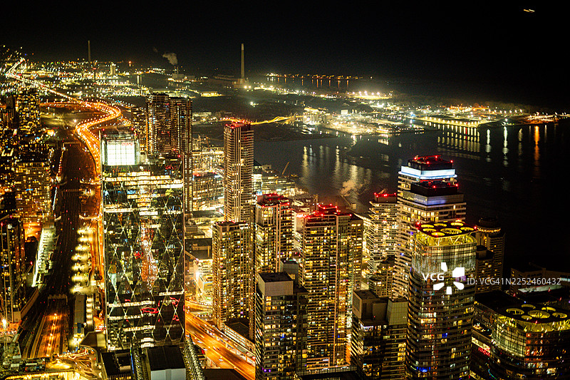 夜间灯火辉煌的城市建筑高角度视图，展示充满活力的城市景观图片素材