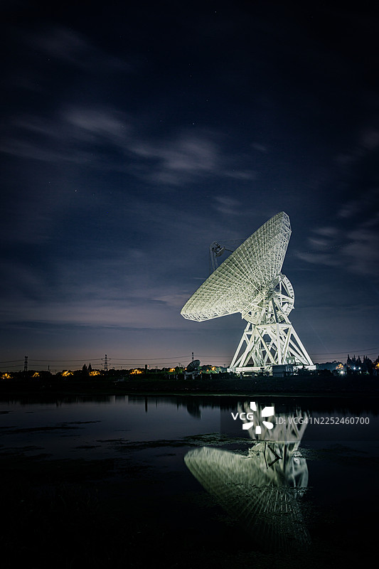 上海，中国：星空下的湖泊中倒映着大型射电望远镜，夜空中点缀着云彩。图片素材