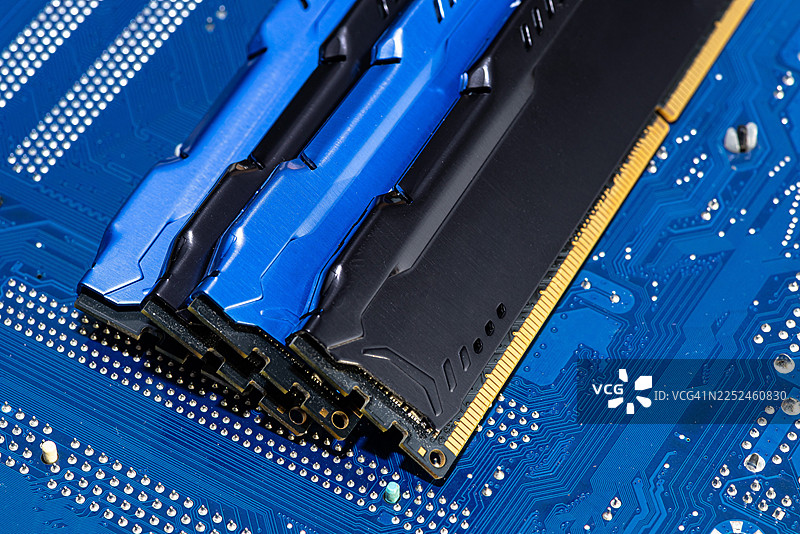特写蓝板主板上的内存条，突出电脑硬件与技术图片素材