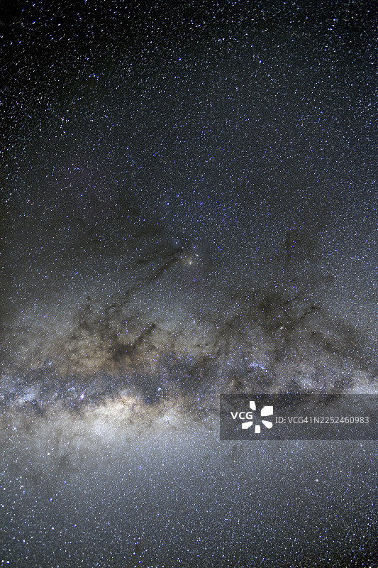 银河系的全画幅拍摄，展示了繁星点点和宇宙尘埃在生机勃勃的夜空中图片素材