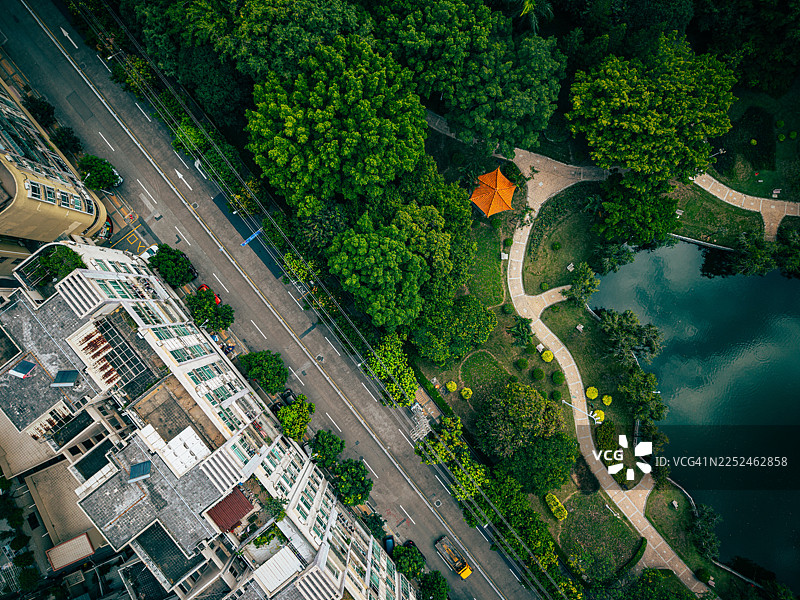 中国顺德充满活力的绿色公园高角度空中俯瞰图，包含湖泊、道路和建筑图片素材
