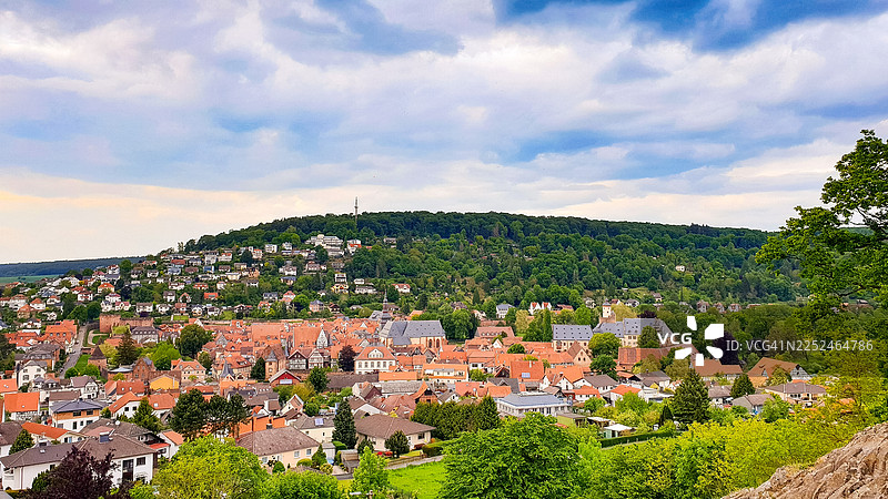 高角度俯瞰德国历史小镇，坐落于山谷中，背景为阴沉的天空，德国，富尔达罗滕堡图片素材