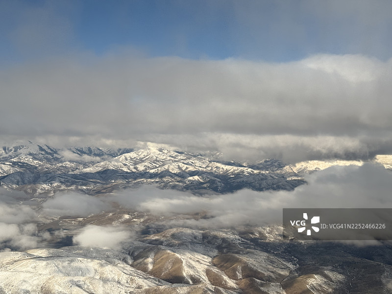 蓝天白云下，壮丽的雪山若隐若现图片素材